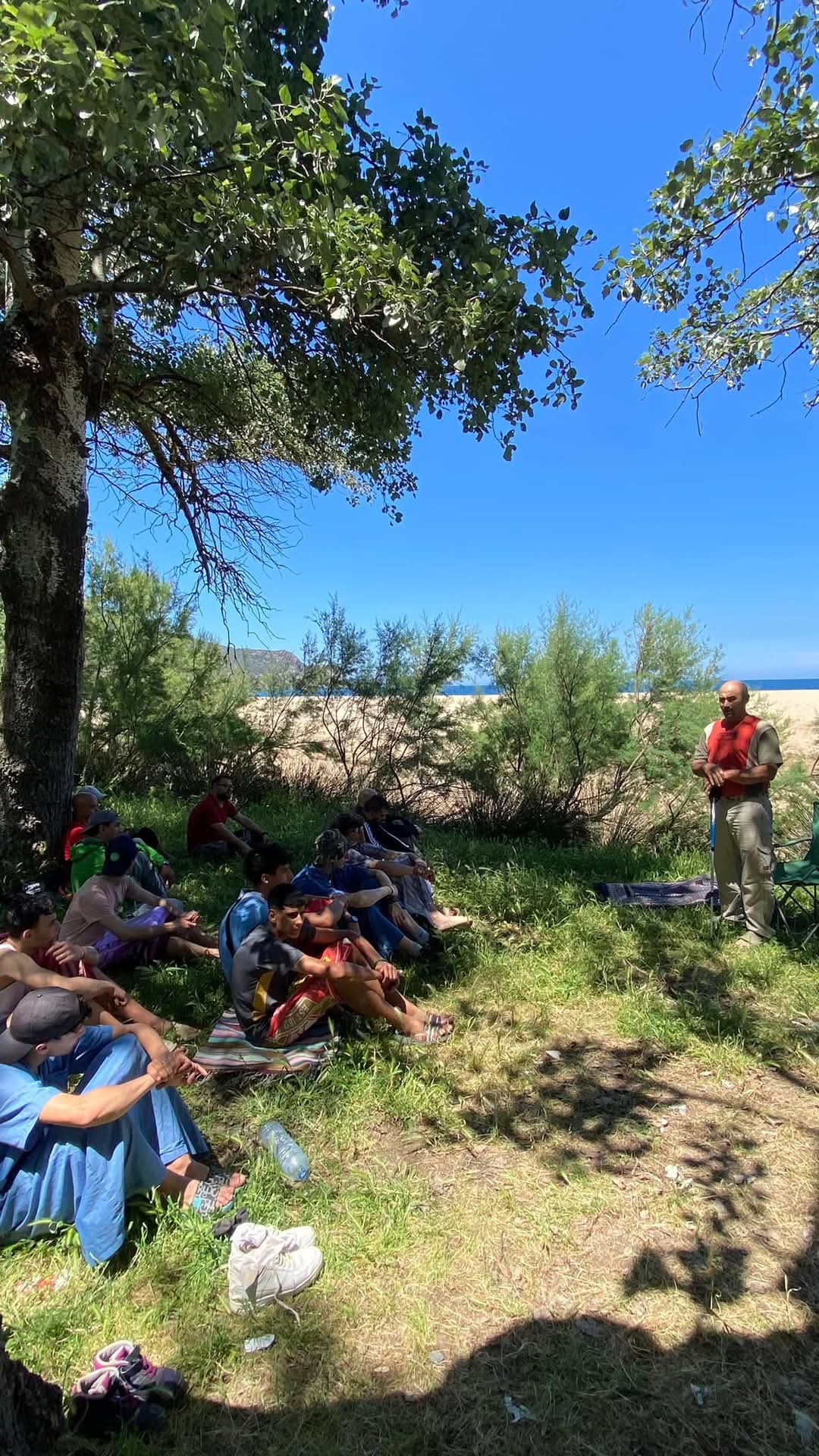 Photo du secrétaire échangeant et conseillant les jeunes membres de l’association.
