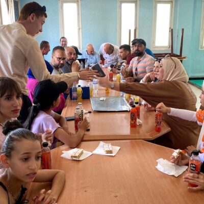 Photo de la réunion de départ de l'association avec tous les membres et leurs enfants