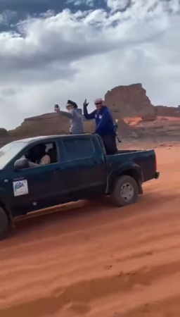 photo d'un pickup dans le désert sur lequel il y a deux aventuriers